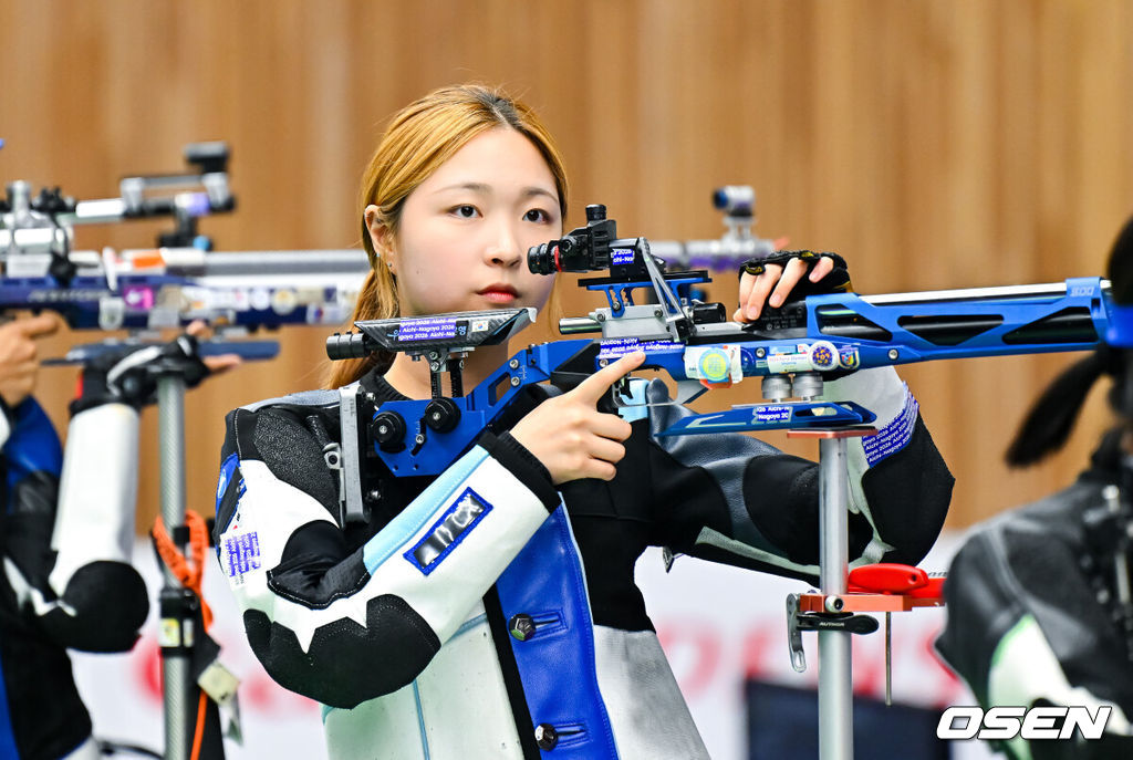 20일 일본 아이치현 종합 사격장에서 2026 아이치·나고야 아시안게임 사격 여자 10m 공기소총 개인전 결선이 진행됐다.여자 공기소총 10m 개인전 본선이자 단체전 결선에서 반효진·권유나·조은별은 1895.8점으로 4위를 기록했고, 반효진(2위)과 권유나(8위)는 개인전 결선에 진출했다. 권유나가 심호흡을 하고 있다. 2026.09.20 / soul1014@osen.co.kr