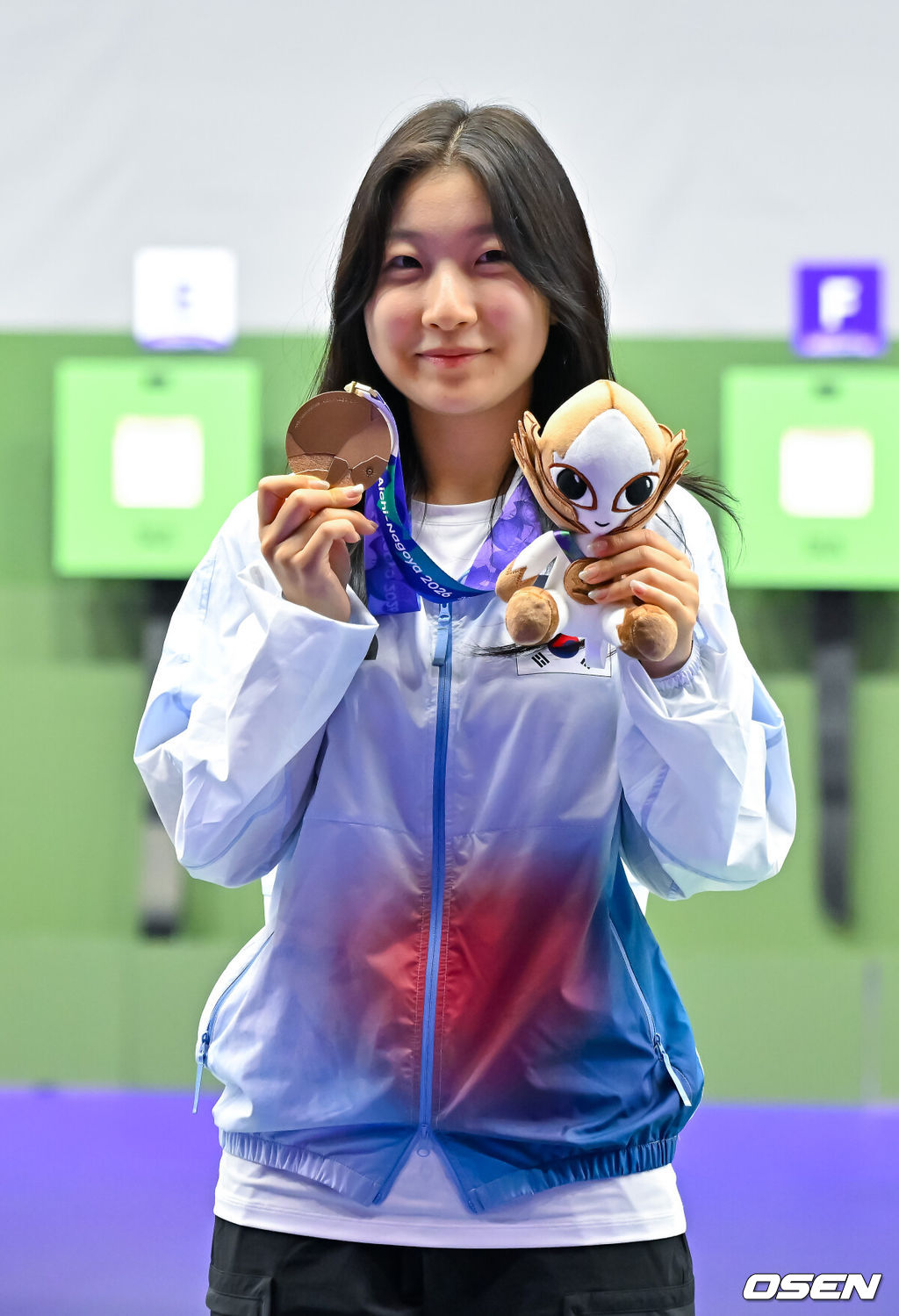 2024 파리 올림픽 금메달리스트 반효진(19, 대구공공시설관리공단)이 아시안게임 동메달을 목에 걸었다. 사격 그랜드슬램 완성은 다음 기회로 미뤘다.반효진은 20일 일본 아이치현 종합사격장에서 열린 2026 아이치·나고야 아시안게임 여자 10ｍ 공기소총 개인전 결선에서 230.4점을 기록, 3위에 올랐다. 최근 허리 부상으로 어려움을 겪었던 반효진은 정상 컨디션이 아닌 상황에서도 시상대에 오르며 만 19세 생일을 자축했다.동메달 차지한 반효진이 포즈를 취하고 있다.   2026.09.20 / soul1014@osen.co.kr