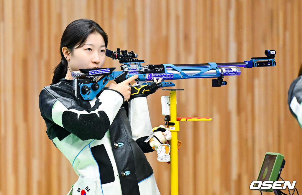 20일 일본 아이치현 종합 사격장에서 2026 아이치·나고야 아시안게임 사격 여자 10m 공기소총 개인전 결선이 진행됐다.여자 공기소총 10m 개인전 본선이자 단체전 결선에서 반효진·권유나·조은별은 1895.8점으로 4위를 기록했고, 반효진(2위)과 권유나(8위)는 개인전 결선에 진출했다. 반효진이 심호흡을 크게하고 있다. .  2026.09.20 / soul1014@osen.co.kr