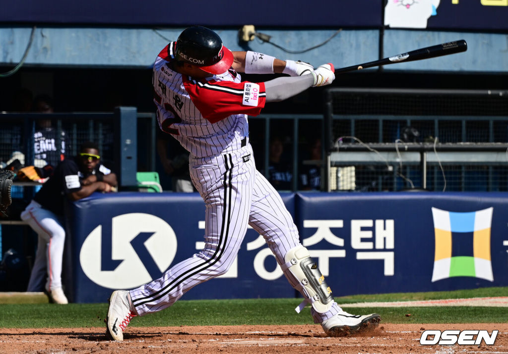 20일 서울 잠실야구장에서 2026 신한 SOL KBO리그 LG 트윈스와 한화 이글스의 경기가 열렸다.이날 LG는 카라스코, 한화는 황준서를 선발로 내세웠다.4회말 1사 1루에서 LG 이재원이 선제 투런 홈런을 날리고 있다. 2026.09.20 /cej@osen.co.kr