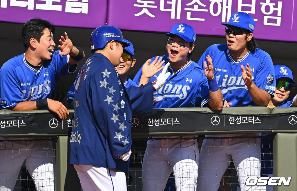 20일 부산 사직야구장에서 2026 신한 SOL KBO 리그 롯데 자이언츠와 삼성 라이온즈의 경기가 열렸다. 홈팀 롯데는 김태균이, 방문팀 삼성은 원태인이 선발 출전했다.삼성 라이온즈 김도환이 4회초 2사 중월 솔로 홈런을 치고 하이파이브를 하고 있다. 2026.09.20 / foto0307@osen.co.kr