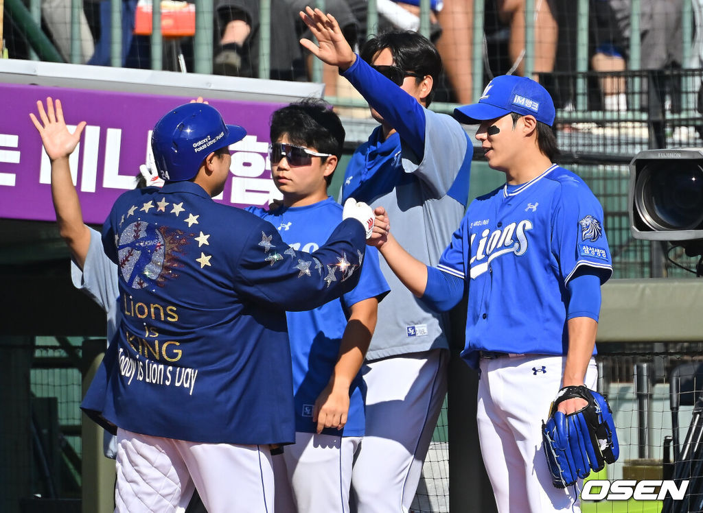 20일 부산 사직야구장에서 2026 신한 SOL KBO 리그 롯데 자이언츠와 삼성 라이온즈의 경기가 열렸다. 홈팀 롯데는 김태균이, 방문팀 삼성은 원태인이 선발 출전했다.삼성 라이온즈 김도환이 4회초 2사 중월 솔로 홈런을 치고 원태인과 하이파이브를 하고 있다. 2026.09.20 / foto0307@osen.co.kr