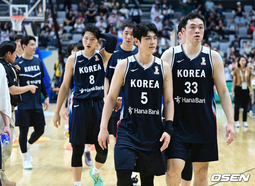 대한민국 남자농구 대표팀이 31일 오후 경기도 수원 KT 소닉붐 아레나에서 ‘2027 FIBA 농구 월드컵 아시아 예선’ F조 윈도우4 사우디아라비아와 맞대결을 펼쳤다.니콜라이스 마줄스 감독이 이끄는 남자농구 대표팀은 사우디아라비아에 85-72로 승리를 거뒀다. 4승 4패가 된 한국은 사우디(3승 5패)를 최하위로 밀어내고 F조 5위로 한계단 올라섰다. 경기를 마치고 한국 여준석을 비롯한 선수들이 코트를 나서고 있다. 2026.08.31 / dreamer@osen.co.kr
