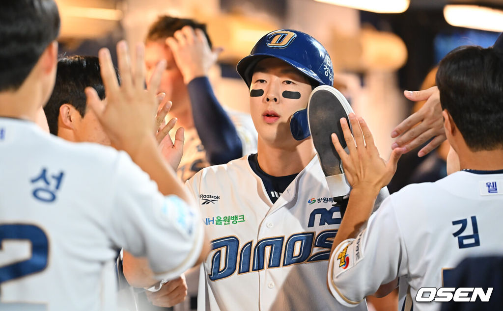 17일 창원NC파크에서 2026 신한 SOL KBO 리그 NC 다이노스와 SSG 랜더스의 경기가 열렸다. 홈팀 NC는 라일리가, 방문팀 SSG는 이로운이 선발 출전했다. NC 다이노스 박건우가 2회말 무사 2,3루 천재환의 중견수 희생 플라이때 득점을 올리고 하이파이브를 하고 있다. 2026.09.17 / foto0307@osen.co.kr