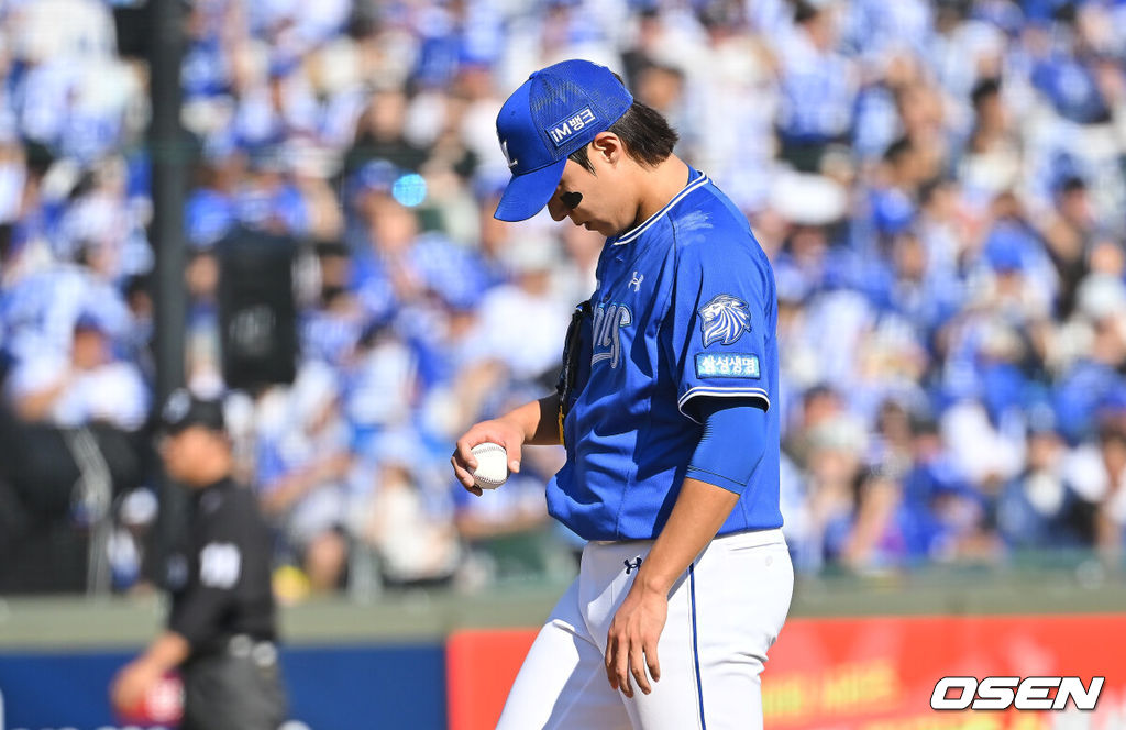 20일 부산 사직야구장에서 2026 신한 SOL KBO 리그 롯데 자이언츠와 삼성 라이온즈의 경기가 열렸다. 홈팀 롯데는 김태균이, 방문팀 삼성은 원태인이 선발 출전했다.삼성 라이온즈 원태인이 4회말 역전을 허용한 후 아쉬워하고 있다. 2026.09.20 / foto0307@osen.co.kr