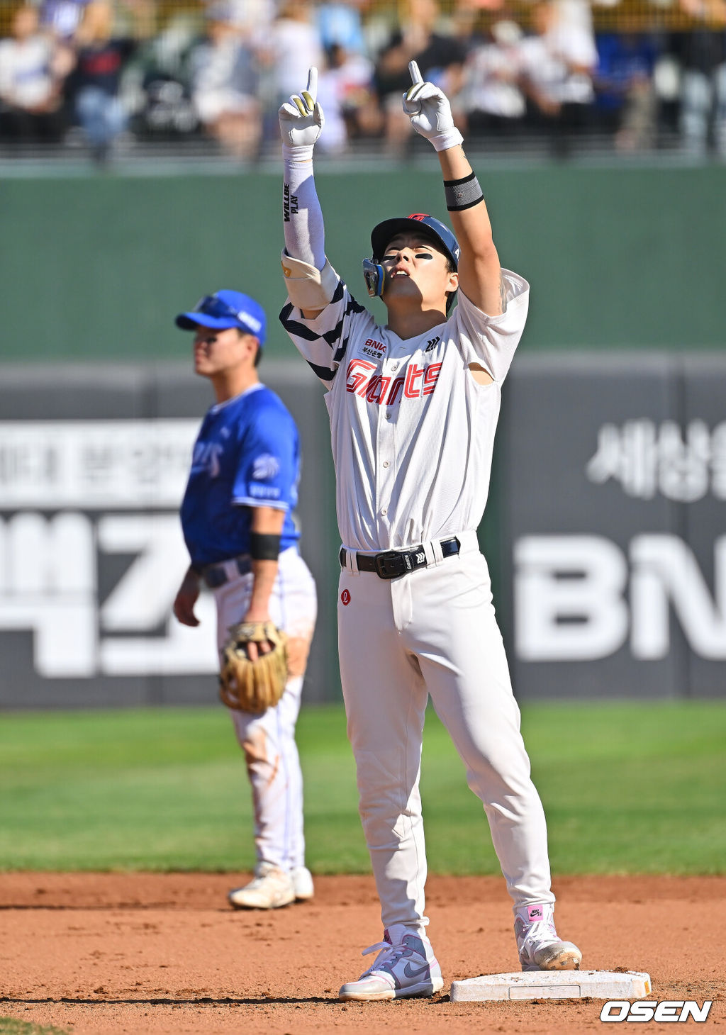 20일 부산 사직야구장에서 2026 신한 SOL KBO 리그 롯데 자이언츠와 삼성 라이온즈의 경기가 열렸다. 홈팀 롯데는 김태균이, 방문팀 삼성은 원태인이 선발 출전했다.롯데 자이언츠 고승민이 4회말 1사 만루 좌중간 2타점 2루를 치고 세리머니를 하고 있다. 2026.09.20 / foto0307@osen.co.kr