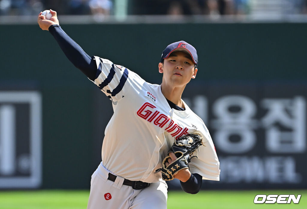 20일 부산 사직야구장에서 2026 신한 SOL KBO 리그 롯데 자이언츠와 삼성 라이온즈의 경기가 열렸다. 홈팀 롯데는 김태균이, 방문팀 삼성은 원태인이 선발 출전했다.롯데 자이언츠 선발 투수 김태균이 역투하고 있다. 2026.09.20 / foto0307@osen.co.kr