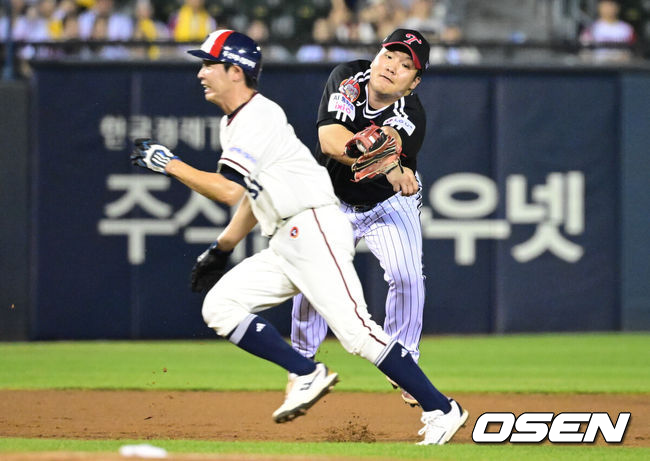 1일 서울 잠실야구장에서 2026 신한 SOL KBO리그 두산 베어스와 LG 트윈스의 경기가 열렸다.이날 두산은 곽빈, LG는 카라스코를 선발로 내세웠다.연장 11회말 1사 2루 박찬호의 땅볼 상황에서 2루주자 정수빈이 3피트 위반으로 아웃되고  있다. 2026.08.01 /cej@osen.co.kr