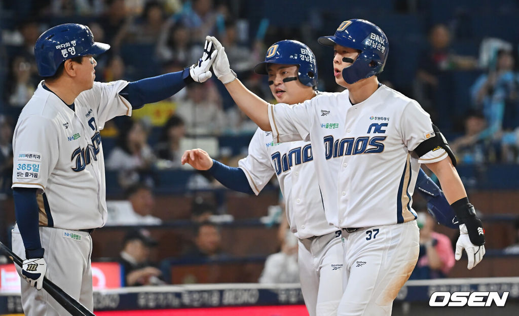 16일 창원NC파크에서 2026 신한 SOL KBO 리그 NC 다이노스와 LG 트윈스의 경기가 열렸다. 홈팀 NC는 클레빈저가, 방문팀 LG는 박시원이 선발 출전했다. NC 다이노스 박건우가 4회말 2사 1루 중월 역전 2점 홈런을 치고 하이파이브를 하고 있다. 2026.09.16 / foto0307@osen.co.kr