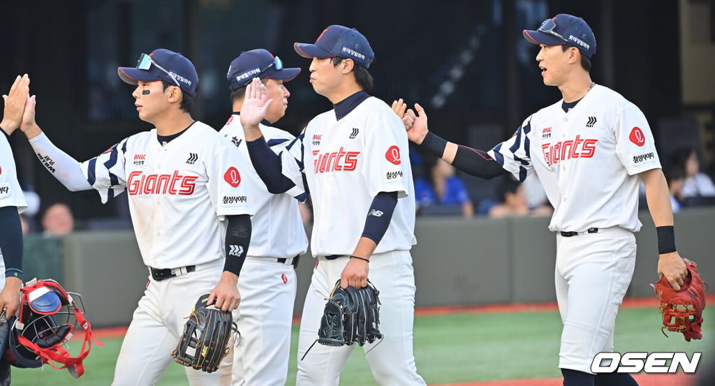 20일 부산 사직야구장에서 2026 신한 SOL KBO 리그 롯데 자이언츠와 삼성 라이온즈의 경기가 열렸다. 홈팀 롯데는 김태균이, 방문팀 삼성은 원태인이 선발 출전했다.롯데 자이언츠 김태형 감독이 삼성 라이온즈에 13-6으로 승리한 후 선수들과 기쁨을 나누고 있다. 2026.09.20 / foto0307@osen.co.kr