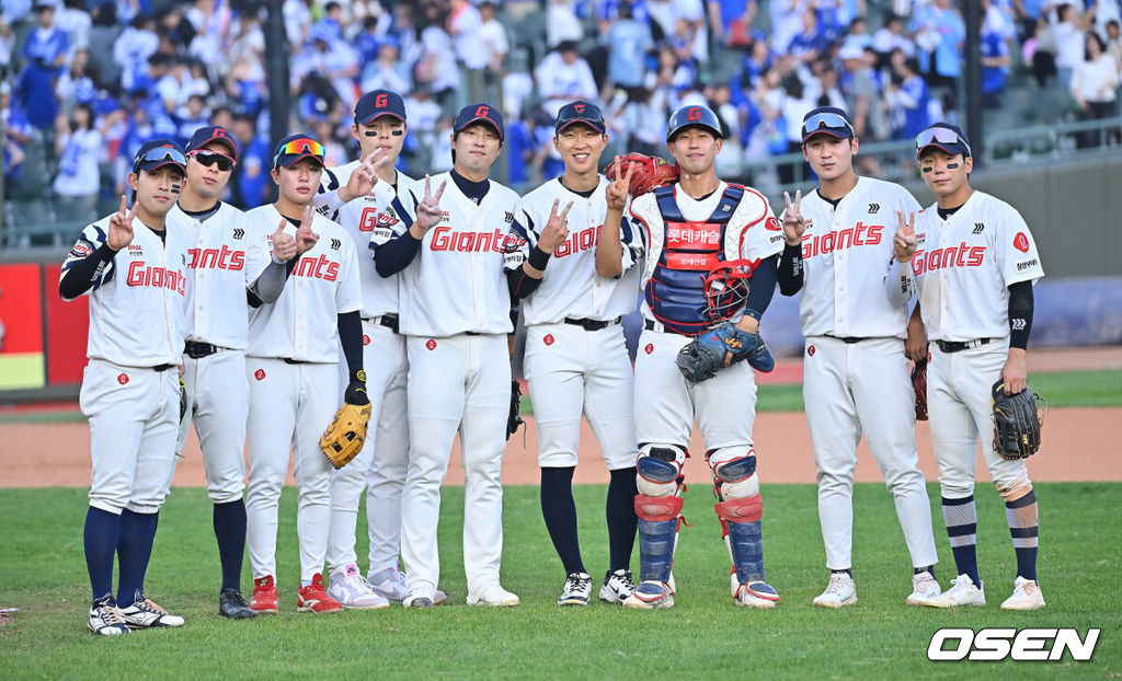 20일 부산 사직야구장에서 2026 신한 SOL KBO 리그 롯데 자이언츠와 삼성 라이온즈의 경기가 열렸다. 홈팀 롯데는 김태균이, 방문팀 삼성은 원태인이 선발 출전했다.롯데 자이언츠 선수들이 삼성 라이온즈에 13-6으로 승리한 후 기념촬영을 하고 있다. 2026.09.20 / foto0307@osen.co.kr