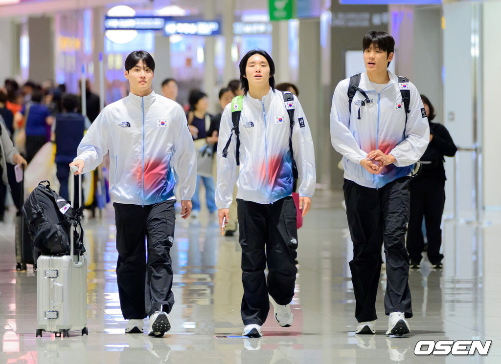 2026 아이치-나고야 아시안게임 대한민국 경영 국가대표팀이 17일 오전 인천국제공항을 통해 일본으로 출국했다.아이치-나고야 아시안게임은 19일부터 10월 4일까지 일본 아이치현과 나고야시 일원에서 열린다. 대한민국은 41개 종목에 1,052명의 선수단을 파견한다. 수영(경영)국가대표팀 황선우, 김영범. 김우민이 출국 준비를 하고 있다. 2026.09.17 / jpnews@osen.co.kr
