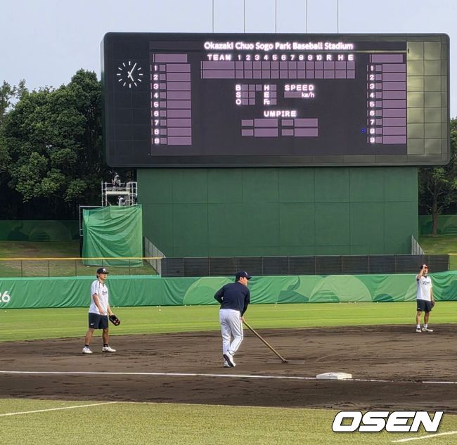 류지현 야구대표팀 감독이 직접 내야 그라운드를 고르고 있다. / backlight@osen.co.kr