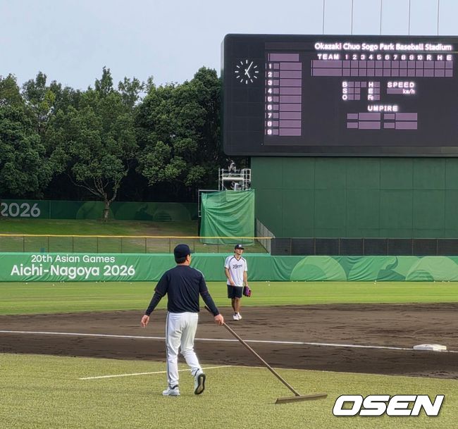 류지현 야구대표팀 감독이 직접 내야 그라운드를 고르고 있다. / backlight@osen.co.kr