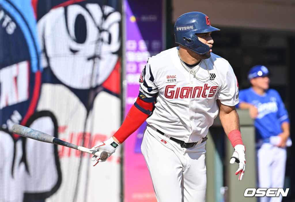 20일 부산 사직야구장에서 2026 신한 SOL KBO 리그 롯데 자이언츠와 삼성 라이온즈의 경기가 열렸다. 홈팀 롯데는 김태균이, 방문팀 삼성은 원태인이 선발 출전했다.롯데 자이언츠 레이예스가 4회말 1사 만루 좌중간 2타점 안타를 치고 있다. 2026.09.20 / foto0307@osen.co.kr