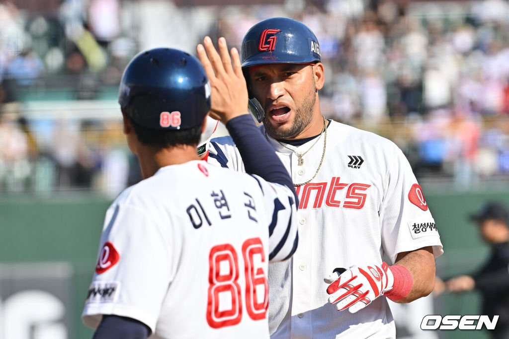 20일 부산 사직야구장에서 2026 신한 SOL KBO 리그 롯데 자이언츠와 삼성 라이온즈의 경기가 열렸다. 홈팀 롯데는 김태균이, 방문팀 삼성은 원태인이 선발 출전했다.롯데 자이언츠 레이예스가 4회말 1사 만루 좌중간 2타점 안타를 치고 하이파이브를 하고 있다. 2026.09.20 / foto0307@osen.co.kr