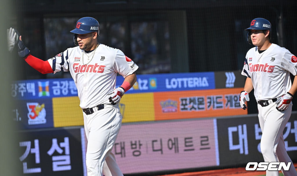 20일 부산 사직야구장에서 2026 신한 SOL KBO 리그 롯데 자이언츠와 삼성 라이온즈의 경기가 열렸다. 홈팀 롯데는 김태균이, 방문팀 삼성은 원태인이 선발 출전했다.롯데 자이언츠 레이예스와 나승엽이 4회말 1사 만루 고승민의 좌중간 2타점 2루때 득점을 올리고 하이파이브를 하고 있다. 2026.09.20 / foto0307@osen.co.kr