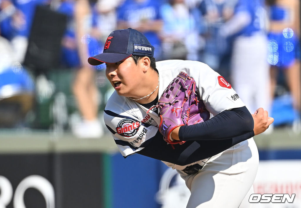 20일 부산 사직야구장에서 2026 신한 SOL KBO 리그 롯데 자이언츠와 삼성 라이온즈의 경기가 열렸다. 홈팀 롯데는 김태균이, 방문팀 삼성은 원태인이 선발 출전했다.롯데 자이언츠 이진하가 역투하고 있다. 2026.09.20 / foto0307@osen.co.kr
