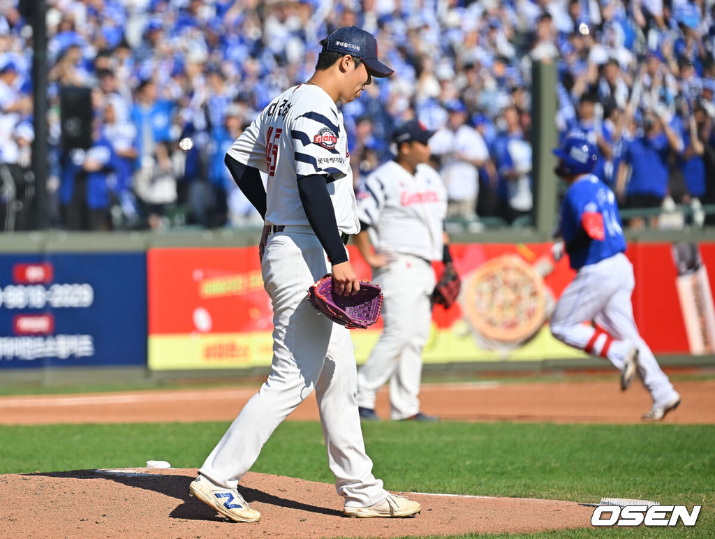 20일 부산 사직야구장에서 2026 신한 SOL KBO 리그 롯데 자이언츠와 삼성 라이온즈의 경기가 열렸다. 홈팀 롯데는 김태균이, 방문팀 삼성은 원태인이 선발 출전했다.롯데 자이언츠 이진하가 4회초 2사 삼성 라이온즈 김도환에게 중월 솔로 홈런을 맞고 아쉬워하고 있다. 2026.09.20 / foto0307@osen.co.kr