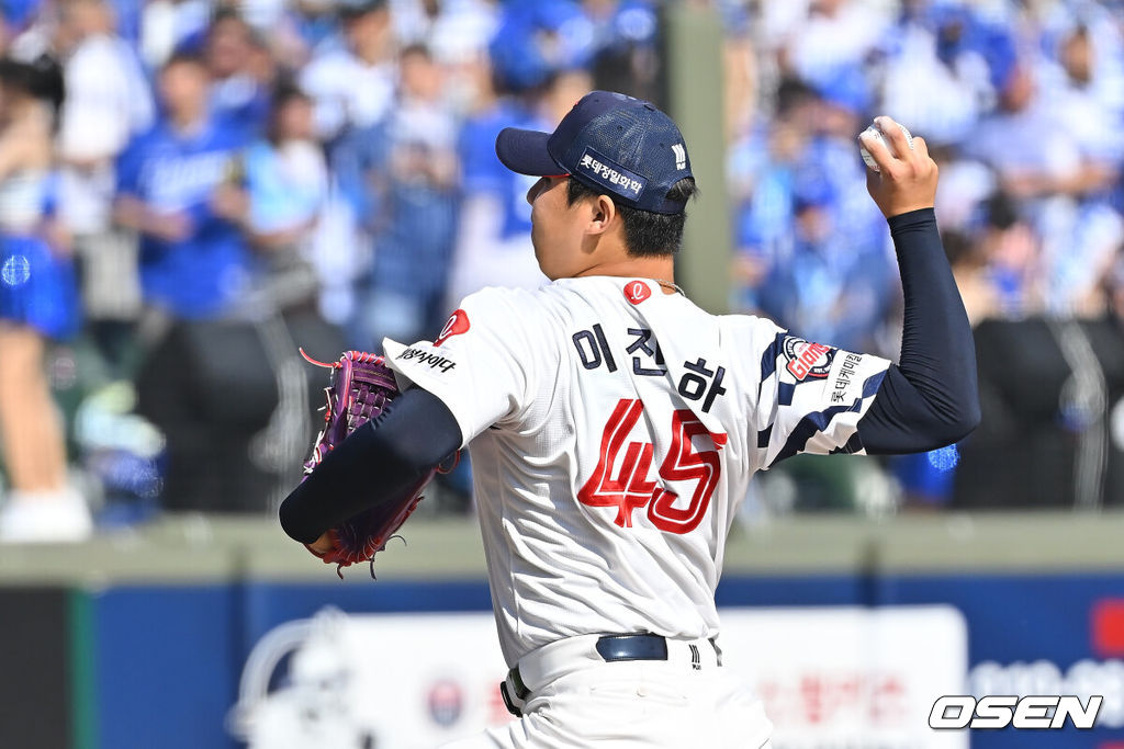 20일 부산 사직야구장에서 2026 신한 SOL KBO 리그 롯데 자이언츠와 삼성 라이온즈의 경기가 열렸다. 홈팀 롯데는 김태균이, 방문팀 삼성은 원태인이 선발 출전했다.롯데 자이언츠 이진하가 역투하고 있다. 2026.09.20 / foto0307@osen.co.kr