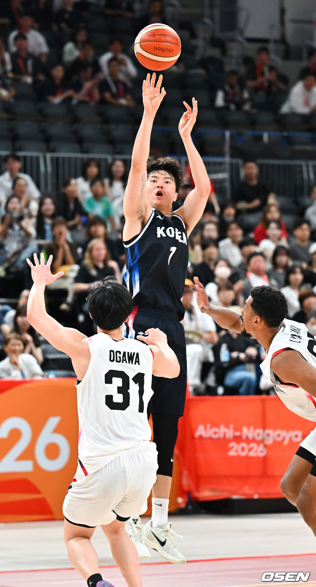 20일 일본 나고야 아이치 인터내셔널 아레나에서 2026 아이치·나고야 아시안게임 남자 농구 결승전 대한민국과 일본의 경기가 진행됐다. 한국은 이현중의 활약으로 아시안게임 조별리그에서 일본을 100-83으로 꺾으며 최근 한일전 3연패를 피하고 설욕에 성공했다. 결승에서도 일본을 꺾으면 마줄스 감독은 한일전 통산 전적을 3승 3패로 맞추며, 한국은 64년 만에 결승에 오른 일본을 상대로 금메달을 노린다.3쿼터 이현중이 3점슛을 넣고 있다. 2026.09.20 / soul1014@osen.co.kr