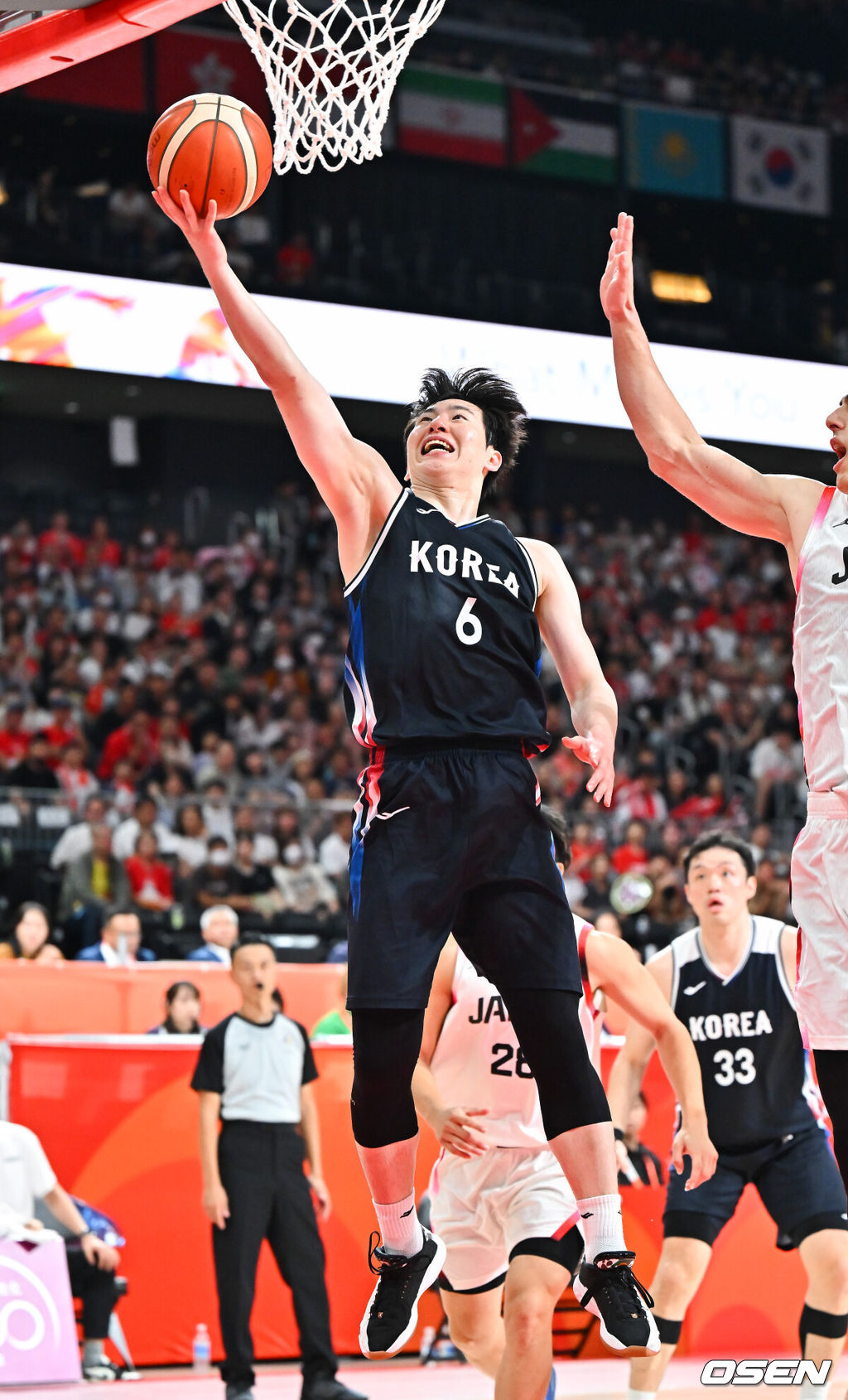 20일 일본 나고야 아이치 인터내셔널 아레나에서 2026 아이치·나고야 아시안게임 남자 농구 결승전 대한민국과 일본의 경기가 진행됐다. 한국은 이현중의 활약으로 아시안게임 조별리그에서 일본을 100-83으로 꺾으며 최근 한일전 3연패를 피하고 설욕에 성공했다. 결승에서도 일본을 꺾으면 마줄스 감독은 한일전 통산 전적을 3승 3패로 맞추며, 한국은 64년 만에 결승에 오른 일본을 상대로 금메달을 노린다.2쿼터 이정현이 레이업슛을 성공시키고 있다. 2026.09.20 / soul1014@osen.co.kr
