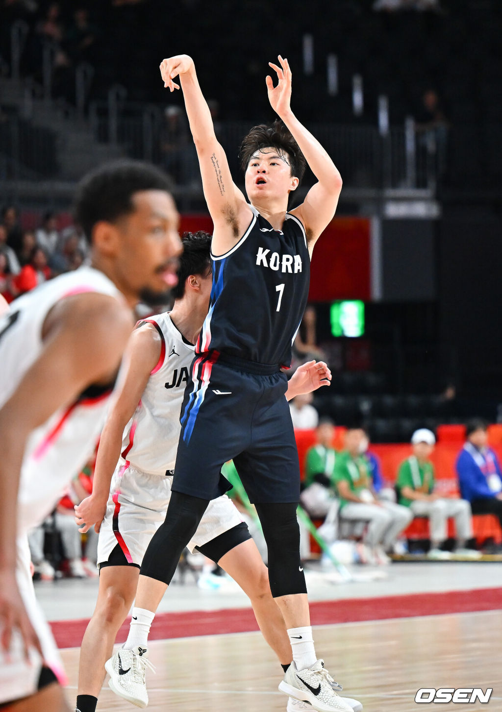 20일 일본 나고야 아이치 인터내셔널 아레나에서 2026 아이치·나고야 아시안게임 남자 농구 결승전 대한민국과 일본의 경기가 진행됐다. 한국은 이현중의 활약으로 아시안게임 조별리그에서 일본을 100-83으로 꺾으며 최근 한일전 3연패를 피하고 설욕에 성공했다. 결승에서도 일본을 꺾으면 마줄스 감독은 한일전 통산 전적을 3승 3패로 맞추며, 한국은 64년 만에 결승에 오른 일본을 상대로 금메달을 노린다.3쿼터 이현중이 3점슛을 성공시키고 있다. 2026.09.20 / soul1014@osen.co.kr