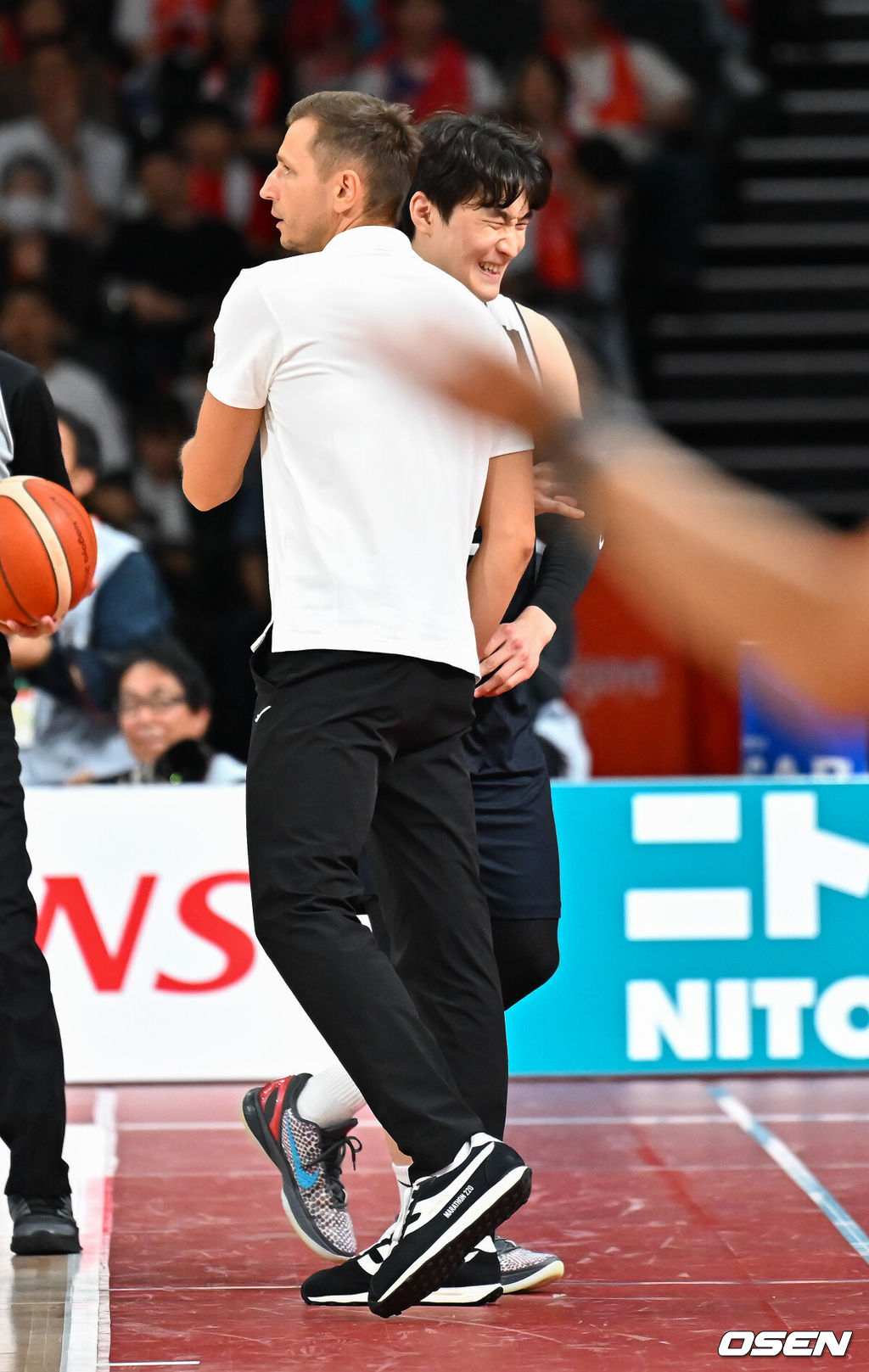 20일 일본 나고야 아이치 인터내셔널 아레나에서 2026 아이치·나고야 아시안게임 남자 농구 결승전 대한민국과 일본의 경기가 진행됐다. 한국은 이현중의 활약으로 아시안게임 조별리그에서 일본을 100-83으로 꺾으며 최근 한일전 3연패를 피하고 설욕에 성공했다. 결승에서도 일본을 꺾으면 마줄스 감독은 한일전 통산 전적을 3승 3패로 맞추며, 한국은 64년 만에 결승에 오른 일본을 상대로 금메달을 노린다.4쿼터 일본 공격자 파울 얻어낸 문유현이 니콜라스 마줄스 감독과 하이파이브하며 교체되고 있다. 2026.09.20 / soul1014@osen.co.kr