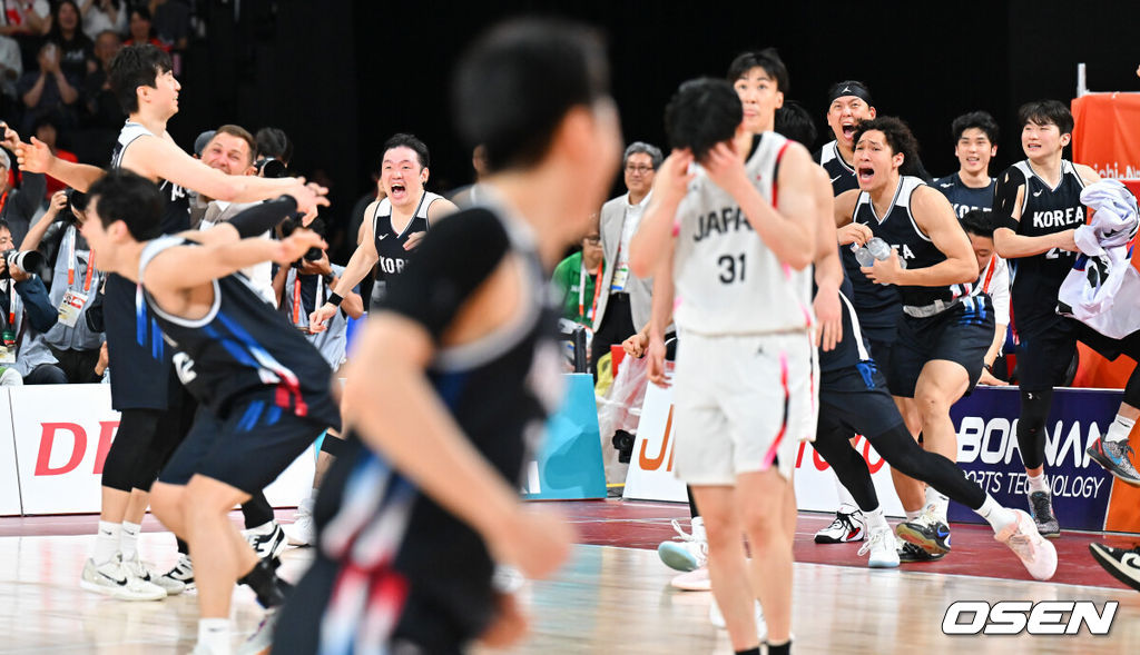 대한민국 남자농구대표팀이 개최국 일본을 꺾고 12년 만에 아시아 정상으로 돌아왔다. 아시안게임 남자농구 역사상 처음 열린 결승 한일전의 승자는 한국이었다.니콜라스 마줄스 감독이 이끄는 한국은 20일 일본 나고야 IG 아레나에서 열린 2026 아이치·나고야 아시안게임 남자농구 결승에서 일본을 65-57로 제압했다.금메달 확정 후 기뻐하는 농구대표팀. 2026.09.20 / soul1014@osen.co.kr