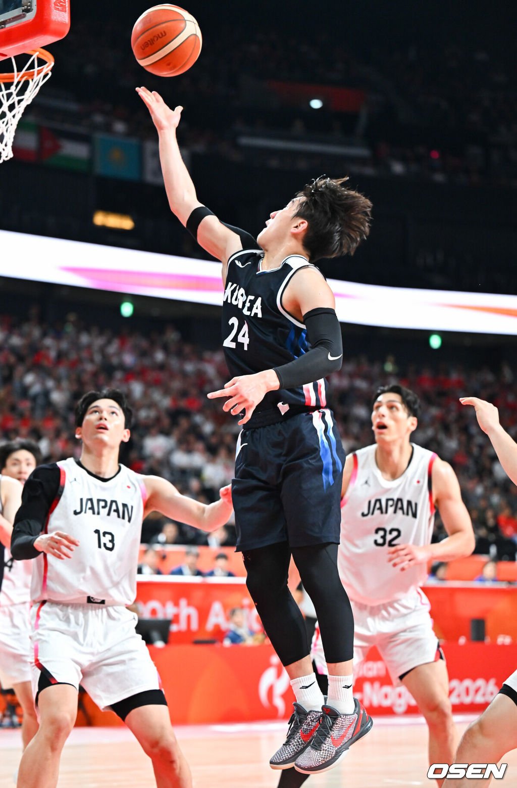 20일 일본 나고야 아이치 인터내셔널 아레나에서 2026 아이치·나고야 아시안게임 남자 농구 결승전 대한민국과 일본의 경기가 진행됐다. 한국은 이현중의 활약으로 아시안게임 조별리그에서 일본을 100-83으로 꺾으며 최근 한일전 3연패를 피하고 설욕에 성공했다. 결승에서도 일본을 꺾으면 마줄스 감독은 한일전 통산 전적을 3승 3패로 맞추며, 한국은 64년 만에 결승에 오른 일본을 상대로 금메달을 노린다.2쿼터 문유현이 역전골을 넣고 있다. 2026.09.20 / soul1014@osen.co.kr