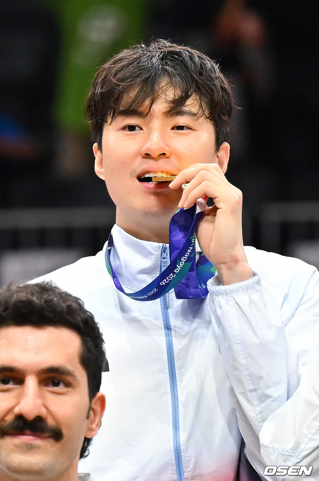 대한민국 남자농구대표팀이 개최국 일본을 꺾고 12년 만에 아시아 정상으로 돌아왔다. 아시안게임 남자농구 역사상 처음 열린 결승 한일전의 승자는 한국이었다.니콜라스 마줄스 감독이 이끄는 한국은 20일 일본 나고야 IG 아레나에서 열린 2026 아이치·나고야 아시안게임 남자농구 결승에서 일본을 65-57로 제압했다.이현중이 금메달을 깨물고 있다.     2026.09.20 / soul1014@osen.co.kr