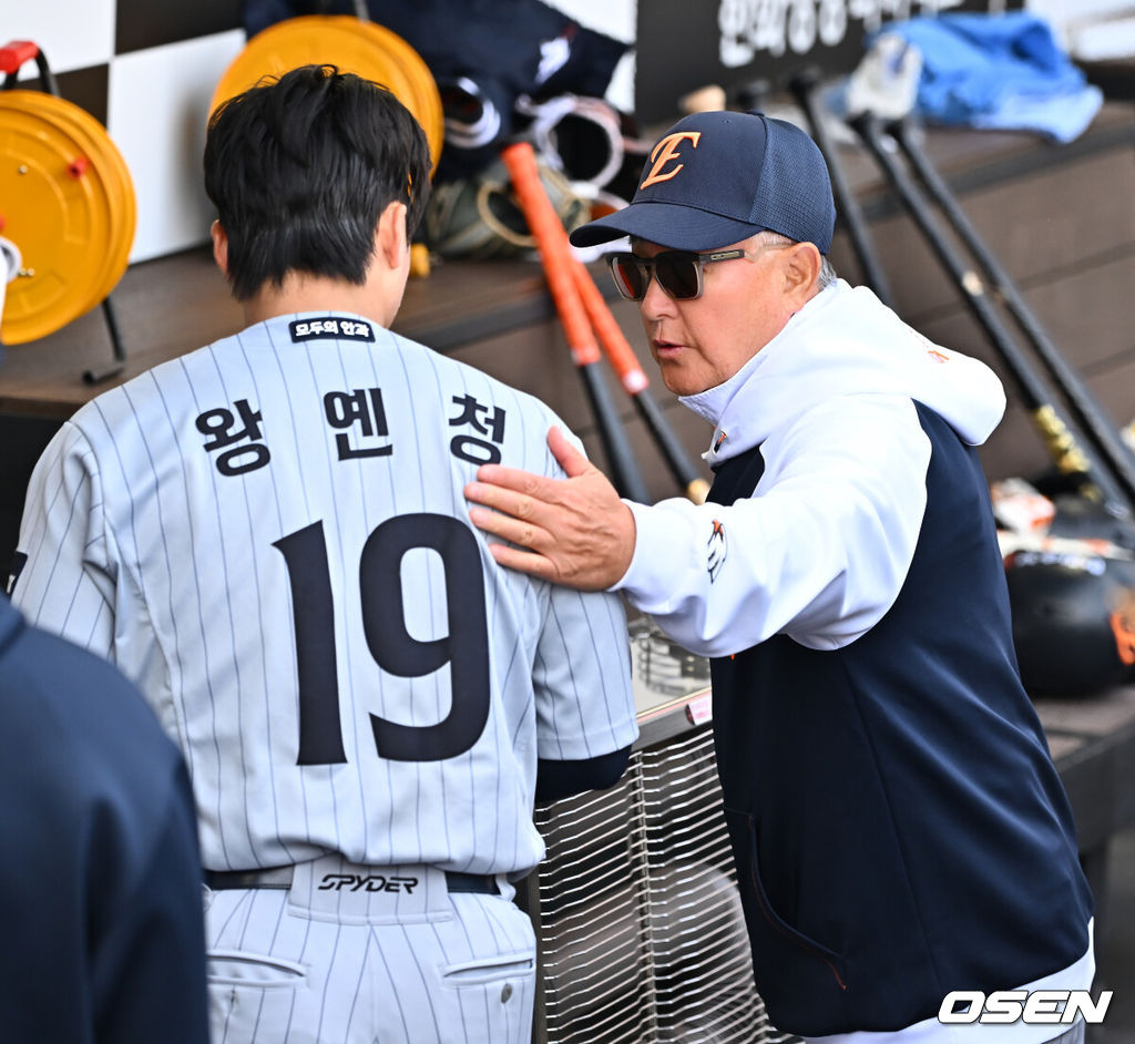한화 김경문 감독-왕옌청 2026.03.17 / soul1014@osen.co.kr