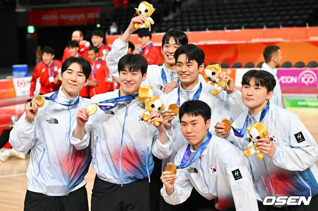 대한민국 남자농구대표팀이 개최국 일본을 꺾고 12년 만에 아시아 정상으로 돌아왔다. 아시안게임 남자농구 역사상 처음 열린 결승 한일전의 승자는 한국이었다.니콜라스 마줄스 감독이 이끄는 한국은 20일 일본 나고야 IG 아레나에서 열린 2026 아이치·나고야 아시안게임 남자농구 결승에서 일본을 65-57로 제압했다.문정현과 잊어현, 여준석, 유기상, 이우석, 문유현이 포즈를 취하고 있다. 2026.09.20 / soul1014@osen.co.kr
