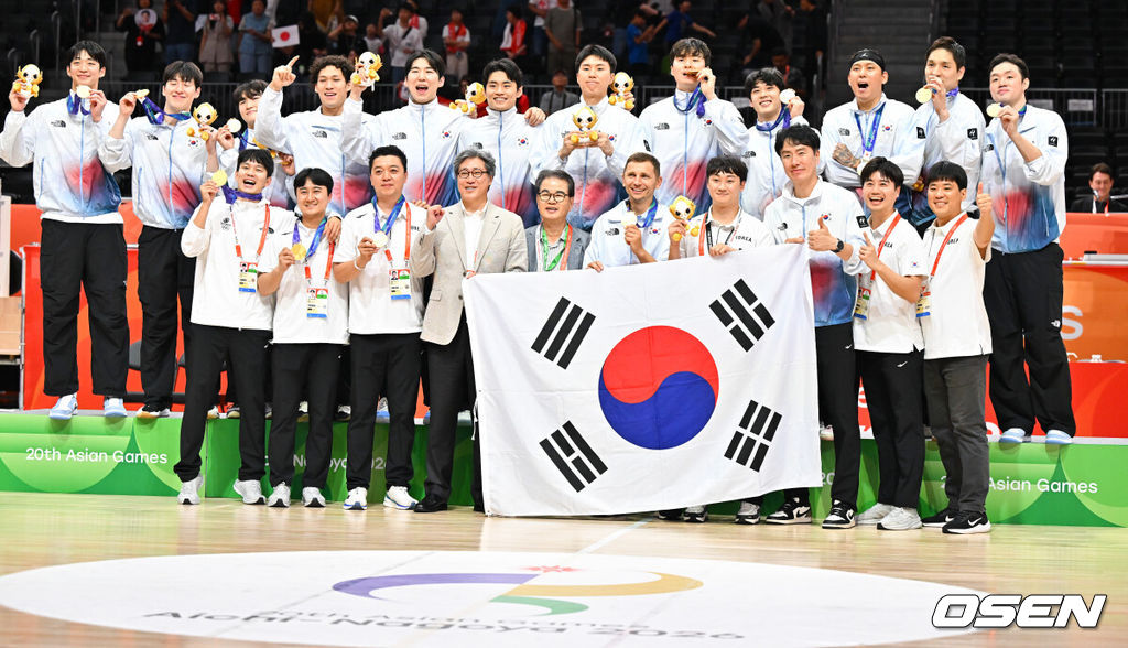 대한민국 남자농구대표팀이 개최국 일본을 꺾고 12년 만에 아시아 정상으로 돌아왔다. 아시안게임 남자농구 역사상 처음 열린 결승 한일전의 승자는 한국이었다.니콜라스 마줄스 감독이 이끄는 한국은 20일 일본 나고야 IG 아레나에서 열린 2026 아이치·나고야 아시안게임 남자농구 결승에서 일본을 65-57로 제압했다.문정현과 이정현, 여준석, 유기상, 이우석, 문유현이 포즈를 취하고 있다. 2026.09.20 / soul1014@osen.co.kr