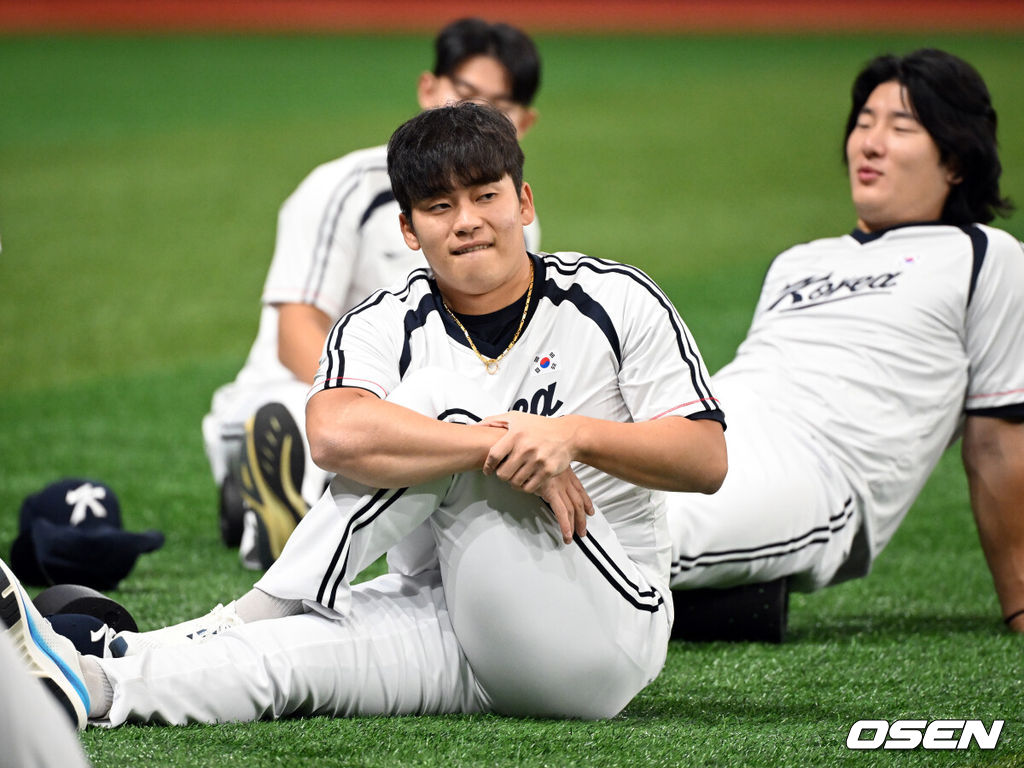 류지현 감독이 이끄는 2026 아이치·나고야 아시안게임 야구 대표팀이 17일 오후 서울 고척스카이돔에서 상무와의 연습경기에 앞서 훈련을 가졌다.야구 대표팀은 오는 18일 나고야로 이동한 뒤 21일 B조 조별예선 대만전, 22일 홍콩전, 23일 태국전을 치른 뒤 25일부터 26일까지 슈퍼라운드를 거쳐 27일 메달 결정전을 펼친다. 대표팀 박영현이 몸을 풀고 있다. 2026.09.17 /cej@osen.co.kr