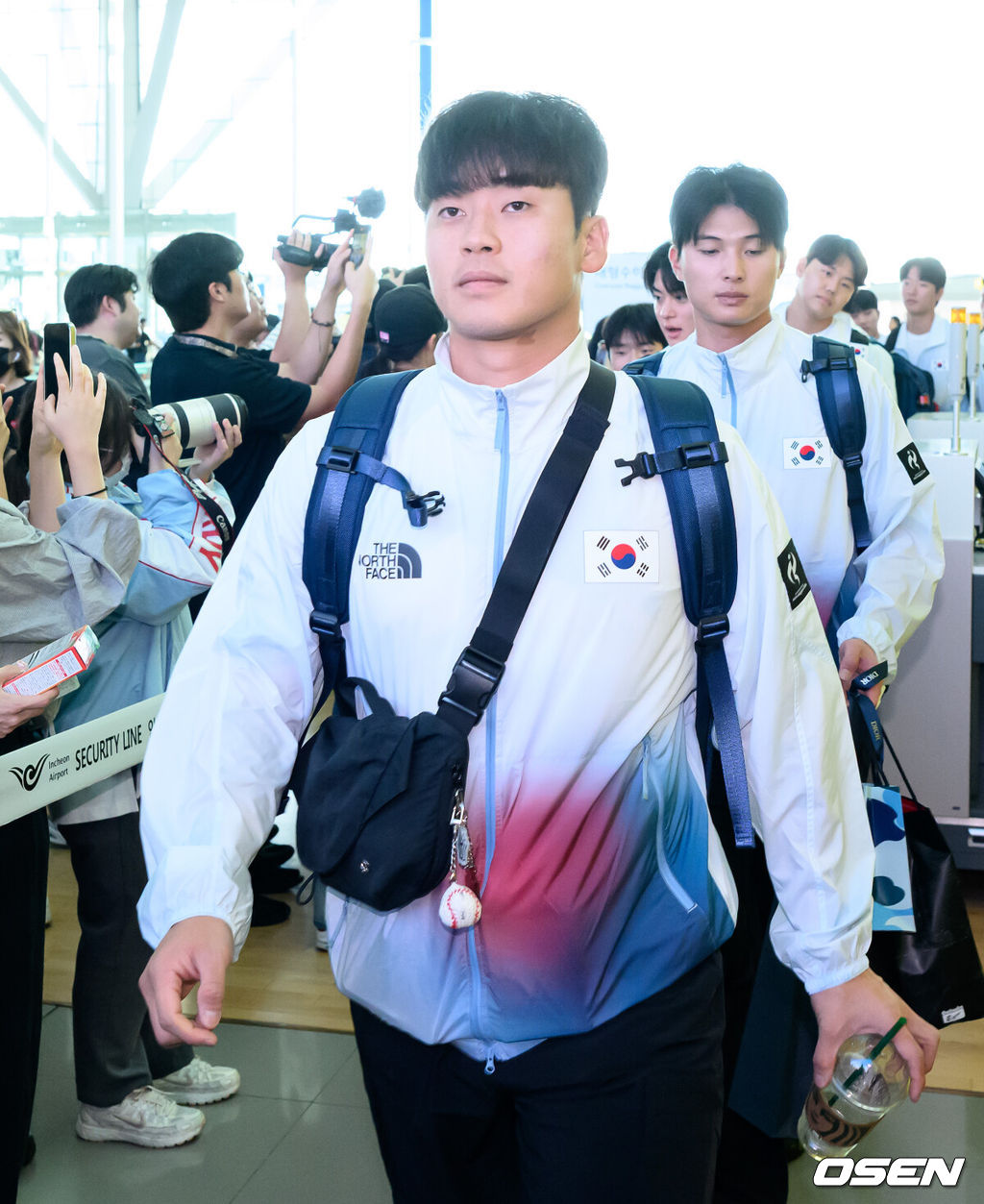 류지현 감독이 이끄는 한국 야구대표팀이 18일 오전 인천국제공항을 통해 출국했다.결전지인 일본 나고야로 향하는 대표팀은 19일과 20일 현지 적응 훈련을 거쳐 21일 대만과 조별예선 1차전을 치른다.박영현이 출국장으로 이동하고 있다. 2026.09.18 /sunday@osen.co.kr