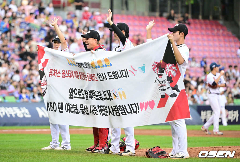 10일 서울 잠실야구장에서 ‘2026 신한 SOL KBO 올스타 프라이데이’가 열렸다.올스타 프라이데이인 오늘(10일)은 '넥스트레벨 매치'가 가장 먼저 열렸다. 지난해 넥스트 레벨 트레이닝 캠프를 수료한 고교 2학년 유망주들이 참가해 2028 KBO 신인드래프트를 앞둔 차세대 스타들의 기량을 선보였다. 이어 북부리그와 남부리그가 맞붙는 퓨처스 올스타전이 펼쳐진다. 경기 종료 후에는 팬 투표로 선정된 거포 8명이 출전하는 홈런 더비가 펼쳐진다.4회초를 앞두고 울산웨일즈 퓨처스 올스타 선수들이 인사를 전하고 있다. 2026.07.10 / dreamer@osen.co.kr