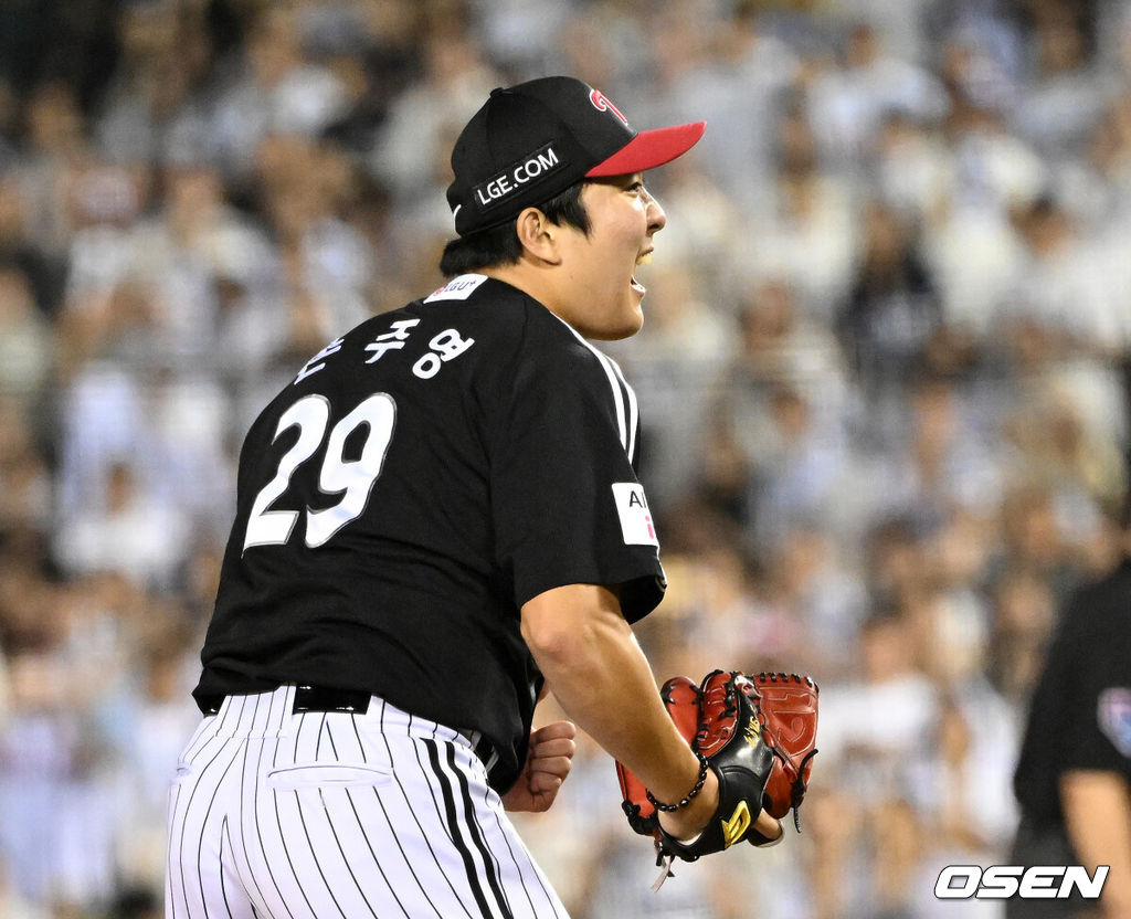 LG는 3일 서울 잠실야구장에서 열린 2026 신한 SOL KBO리그 정규시즌 두산과의 경기에서 1-0으로 승리했다.9회말 2사 2,3루에서 LG 손주영이 두산 박지훈을 땅볼 처리하고 환호하고 있다. 2026.09.03 /sunday@osen.co.kr