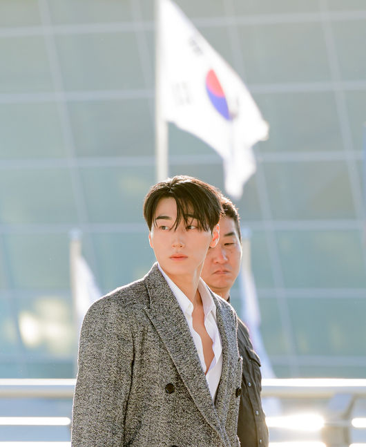 에이티즈 산이 21일 해외 일정에 참석하기 위해 인천국제공항을 통해 이탈리아 밀라노로 출국했다.산은 럭셔리 브랜드 행사에 참석할 예정이다. 에이티즈 산이 출국장으로 향하고 있다. 2026.09.21 / jpnews@osen.co.kr