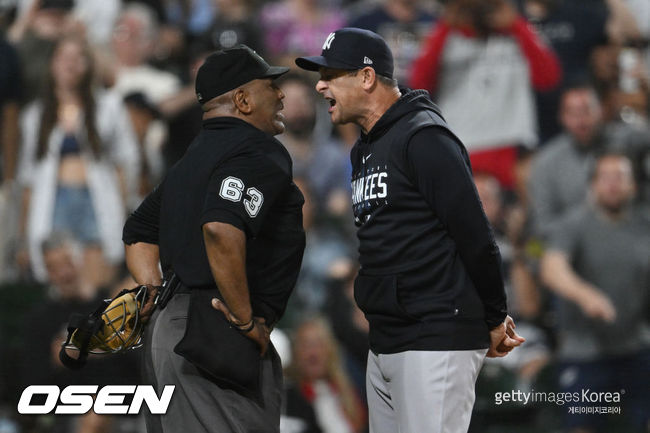 [사진] 라즈 디아즈 심판(왼쪽)이 애런 분 뉴욕 양키스 감독과 언쟁을 벌이고 있다. ⓒGettyimages(무단전재 및 재배포 금지)