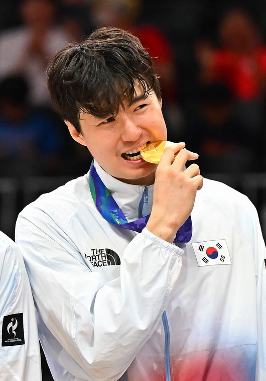 대한민국 남자농구대표팀이 개최국 일본을 꺾고 12년 만에 아시아 정상으로 돌아왔다. 아시안게임 남자농구 역사상 처음 열린 결승 한일전의 승자는 한국이었다.니콜라스 마줄스 감독이 이끄는 한국은 20일 일본 나고야 IG 아레나에서 열린 2026 아이치·나고야 아시안게임 남자농구 결승에서 일본을 65-57로 제압했다.이현중이 포즈를 취하고 있다. 2026.09.20 / soul1014@osen.co.kr