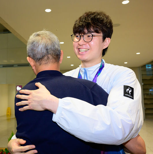 2026 아이치-나고야 아시안게임에서 금메달을 획득한 대한민국 남자농구대표팀이 21일 인천국제공항을 통해 입국했다.니콜라이스 마줄스 감독이 이끄는 대한민국 남자농구대표팀은 20일 일본 나고야 IG 아레나에서 열린 2026 아이치·나고야 아시안게임 남자농구 결승에서 개최국 일본을 65-57로 꺾었다. 2014 인천 아시안게임 이후 12년 만의 정상 탈환이다. 한국은 아시안게임 역사상 처음으로 성사된 남자농구 결승 한일전에서 개최국 일본을 제압하며 통산 다섯 번째 금메달을 목에 걸었다.농구대표팀 이현중이 아버지 이윤환 감독과 인사를 나누고 있다. 2026.09.21 / jpnews@osen.co.kr