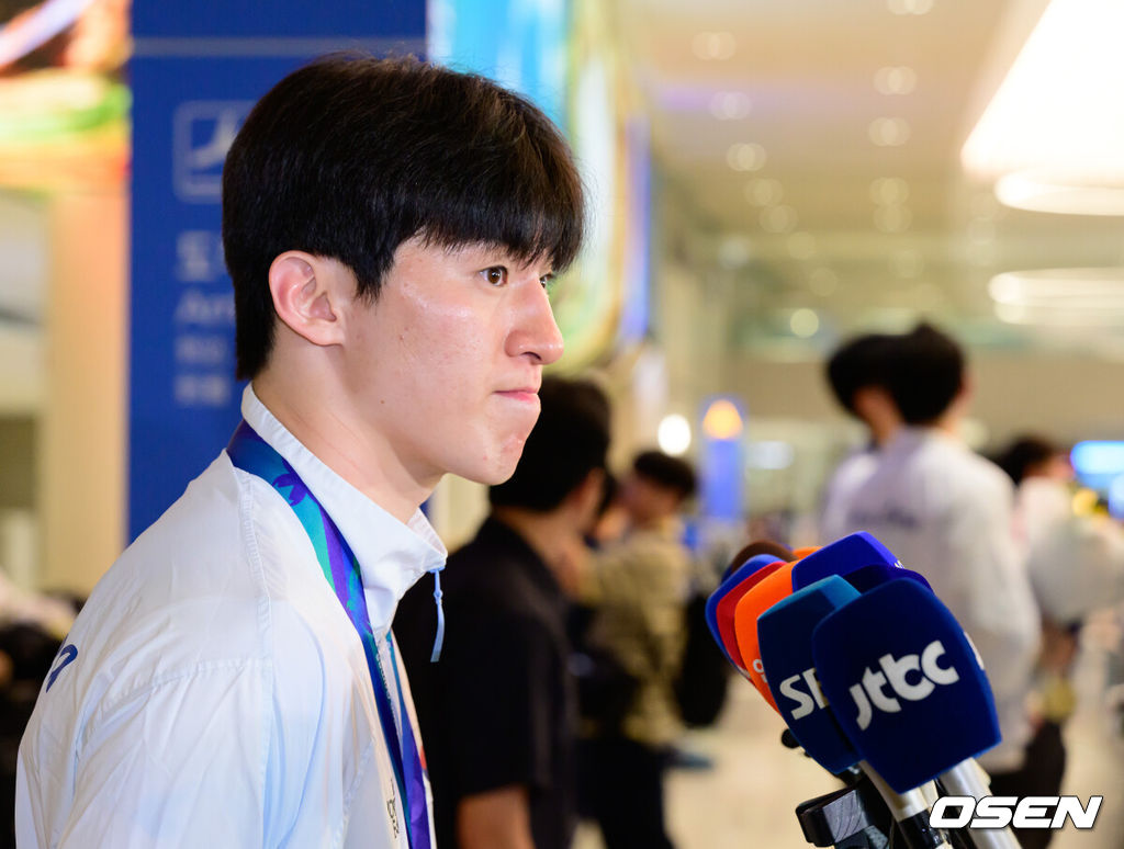 2026 아이치-나고야 아시안게임에서 금메달을 획득한 대한민국 남자농구대표팀이 21일 인천국제공항을 통해 입국했다.니콜라이스 마줄스 감독이 이끄는 대한민국 남자농구대표팀은 20일 일본 나고야 IG 아레나에서 열린 2026 아이치·나고야 아시안게임 남자농구 결승에서 개최국 일본을 65-57로 꺾었다. 2014 인천 아시안게임 이후 12년 만의 정상 탈환이다. 한국은 아시안게임 역사상 처음으로 성사된 남자농구 결승 한일전에서 개최국 일본을 제압하며 통산 다섯 번째 금메달을 목에 걸었다.농구대표팀 이정현이 인터뷰를 하고 있다. 2026.09.21 / jpnews@osen.co.kr