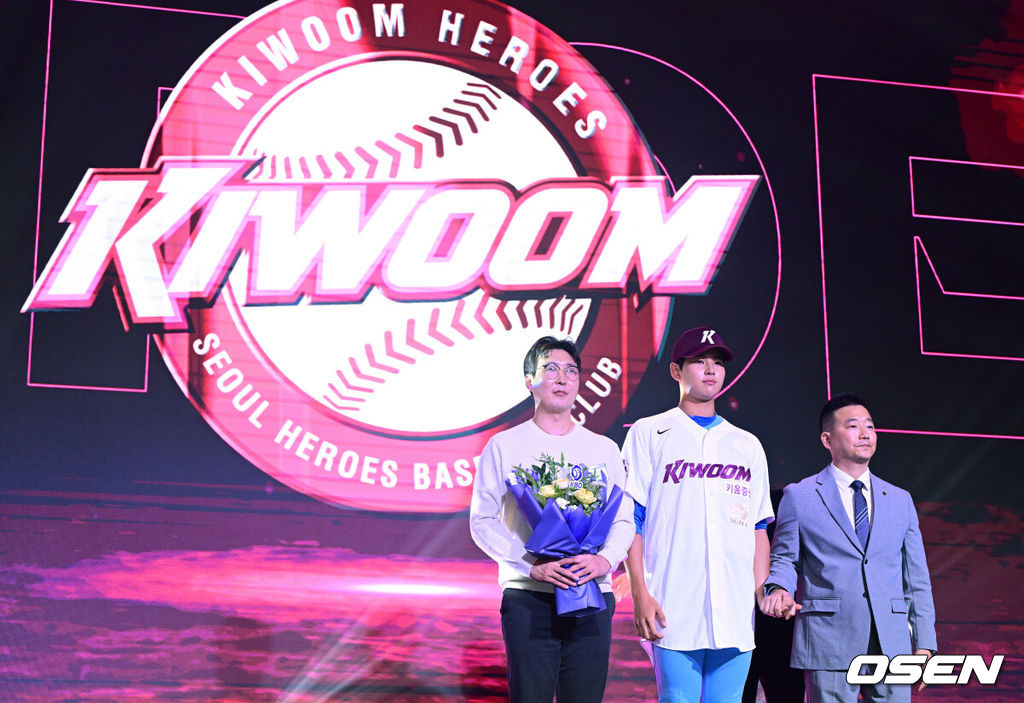 21일 오후 서울 잠실동 롯데호텔 월드 크리스탈볼룸에서 ‘2027 KBO 신인드래프트’가 열렸다. 이번 신인드래프트는 2025시즌 순위의 역순에 따라 키움 히어로즈, 두산 베어스, KIA 타이거즈, 롯데 자이언츠, KT 위즈, NC 다이노스, 삼성 라이온즈, SSG 랜더스, 한화 이글스, LG 트윈스 순서로 1라운드부터 11라운드까지 지명할 수 있다. 부산고 하현승이 전체 1번으로 키움 히어로즈에 지명된 뒤 허승필 단장과 포즈를 취하고 있다. 2026.09.21 / dreamer@osen.co.kr