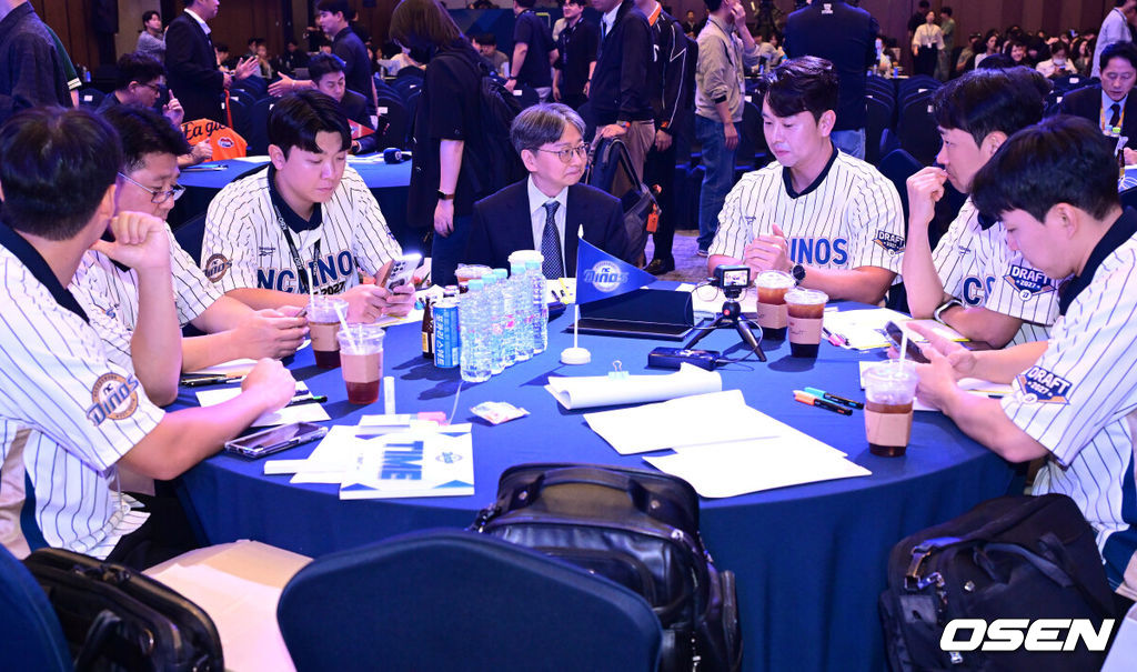21일 오후 서울 잠실동 롯데호텔 월드 크리스탈볼룸에서 ‘2027 KBO 신인드래프트’가 열렸다. 이번 신인드래프트는 2025시즌 순위의 역순에 따라 키움 히어로즈, 두산 베어스, KIA 타이거즈, 롯데 자이언츠, KT 위즈, NC 다이노스, 삼성 라이온즈, SSG 랜더스, 한화 이글스, LG 트윈스 순서로 1라운드부터 11라운드까지 지명할 수 있다. NC 임선남 단장과 관계자들이 드래프트를 준비하고 있다. 2026.09.21 / dreamer@osen.co.kr