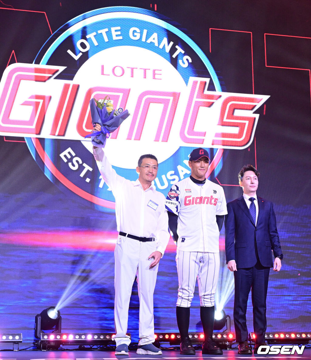 21일 오후 서울 잠실동 롯데호텔 월드 크리스탈볼룸에서 ‘2027 KBO 신인드래프트’가 열렸다. 이번 신인드래프트는 2025시즌 순위의 역순에 따라 키움 히어로즈, 두산 베어스, KIA 타이거즈, 롯데 자이언츠, KT 위즈, NC 다이노스, 삼성 라이온즈, SSG 랜더스, 한화 이글스, LG 트윈스 순서로 1라운드부터 11라운드까지 지명할 수 있다. 서울디자인고 박근서가 전체 4번으로 롯데 자이언츠에 지명된 뒤 박준혁 단장과 기념촬영을 하고 있다. 2026.09.21 / dreamer@osen.co.kr