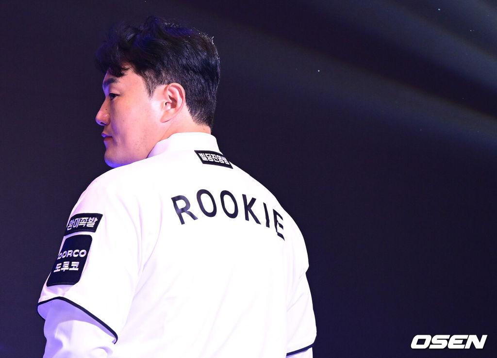 21일 오후 서울 잠실동 롯데호텔 월드 크리스탈볼룸에서 ‘2027 KBO 신인드래프트’가 열렸다. 이번 신인드래프트는 2025시즌 순위의 역순에 따라 키움 히어로즈, 두산 베어스, KIA 타이거즈, 롯데 자이언츠, KT 위즈, NC 다이노스, 삼성 라이온즈, SSG 랜더스, 한화 이글스, LG 트윈스 순서로 1라운드부터 11라운드까지 지명할 수 있다. 최지만이 전제 15순위로 KT 위즈에 지명된 뒤 기념촬영을 갖고 있다. 2026.09.21 / dreamer@osen.co.kr