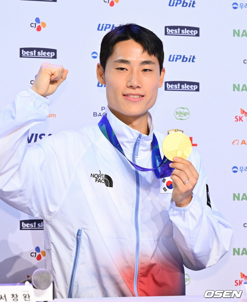 21일 일본 나고야 코리아하우스에서 남자 여자 근대5종, 테크볼 금메달리스트 기자회견이 진행됐다.이날 행사에는 김성진 총감독과 이종현, 서창완, 전웅태, 성승민, 테크볼 이준석, 이용섭 감독이 참석했다. 테크볼 금메달리스트 이준석이 포즈를 취하고 있다. 2026.09.21 / soul1014@osen.co.kr