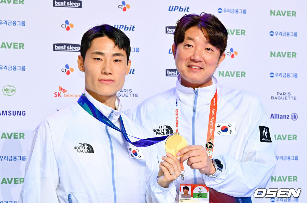 21일 일본 나고야 코리아하우스에서 남자 여자 근대5종, 테크볼 금메달리스트 기자회견이 진행됐다.이날 행사에는 김성진 총감독과 이종현, 서창완, 전웅태, 성승민, 테크볼 이준석, 이용섭 감독이 참석했다. 테크볼 이준석과 이용섭 감독이 포즈를 취하고 있다. 2026.09.21 / soul1014@osen.co.kr