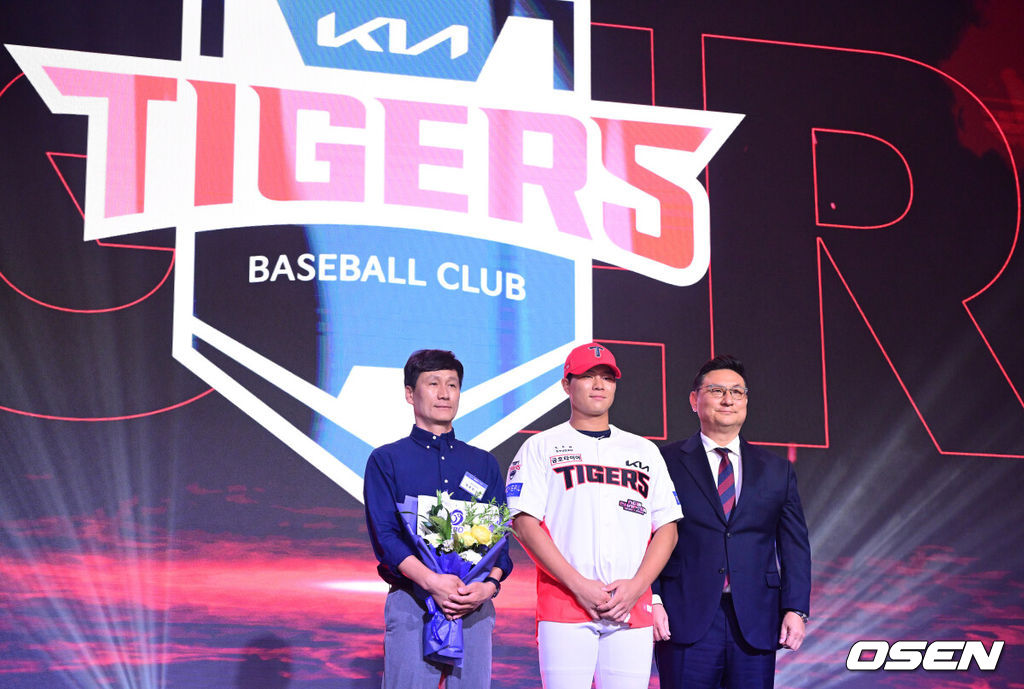 21일 오후 서울 잠실동 롯데호텔 월드 크리스탈볼룸에서 ‘2027 KBO 신인드래프트’가 열렸다. 이번 신인드래프트는 2025시즌 순위의 역순에 따라 키움 히어로즈, 두산 베어스, KIA 타이거즈, 롯데 자이언츠, KT 위즈, NC 다이노스, 삼성 라이온즈, SSG 랜더스, 한화 이글스, LG 트윈스 순서로 1라운드부터 11라운드까지 지명할 수 있다. 경남고 이호민이 전체 3번으로 KIA 타이거즈에 지명된 뒤 심재학 단장과 기념촬영을 하고 있다. 2026.09.21 / dreamer@osen.co.kr